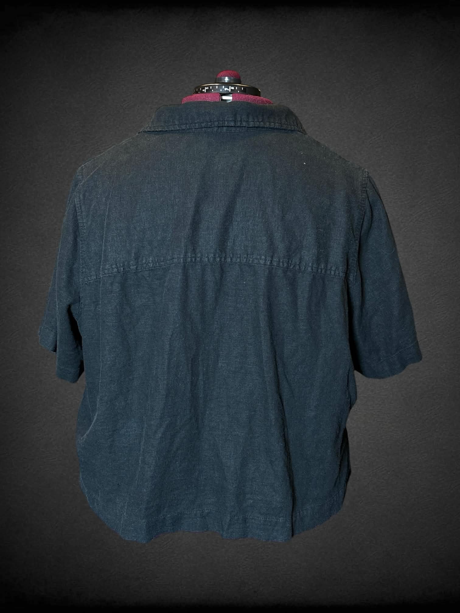 2X Universal Threads black button-up cropped shirt with pockets on front