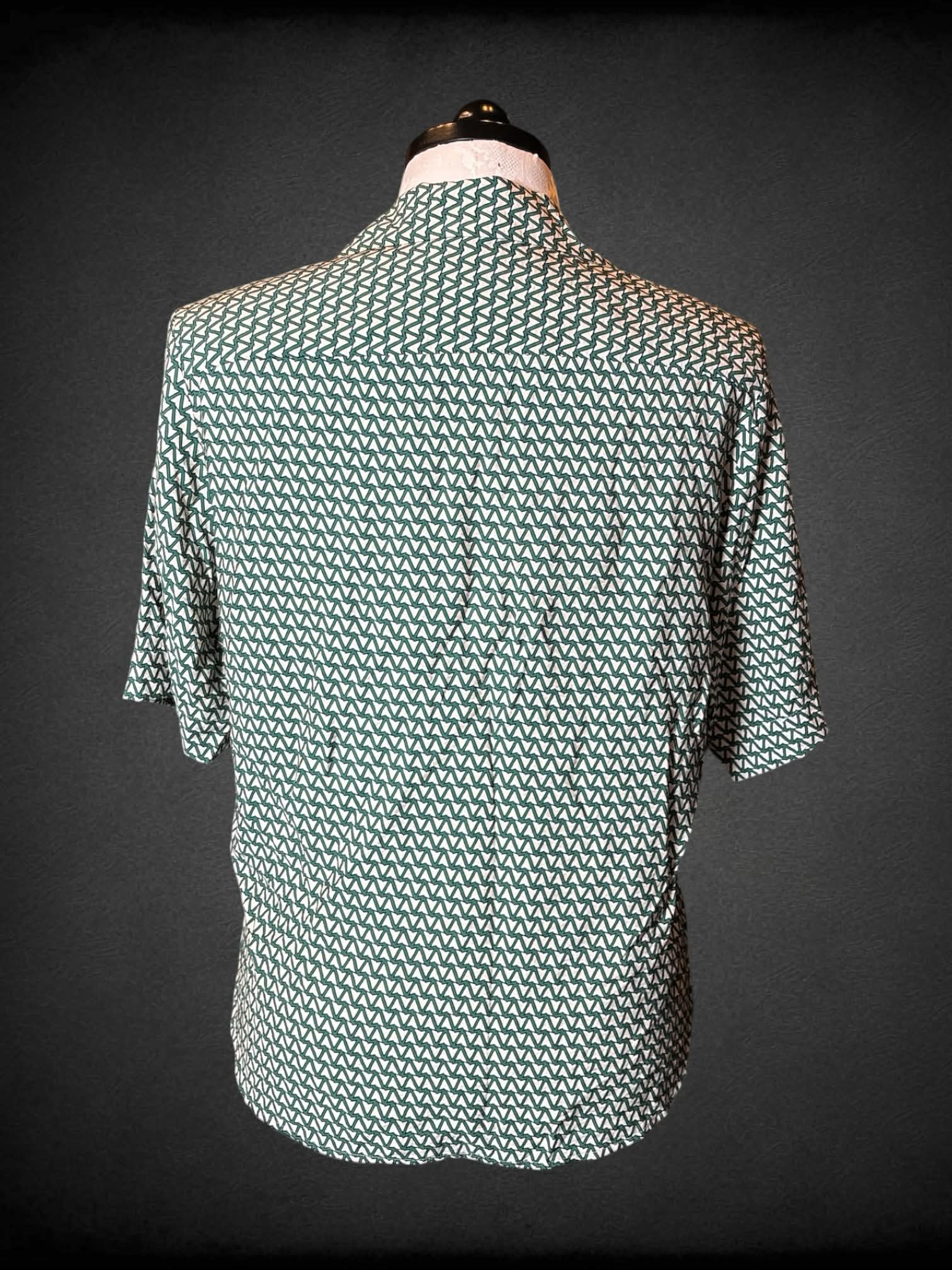 0X h&M green & tan button-up shirt with zig-zag design