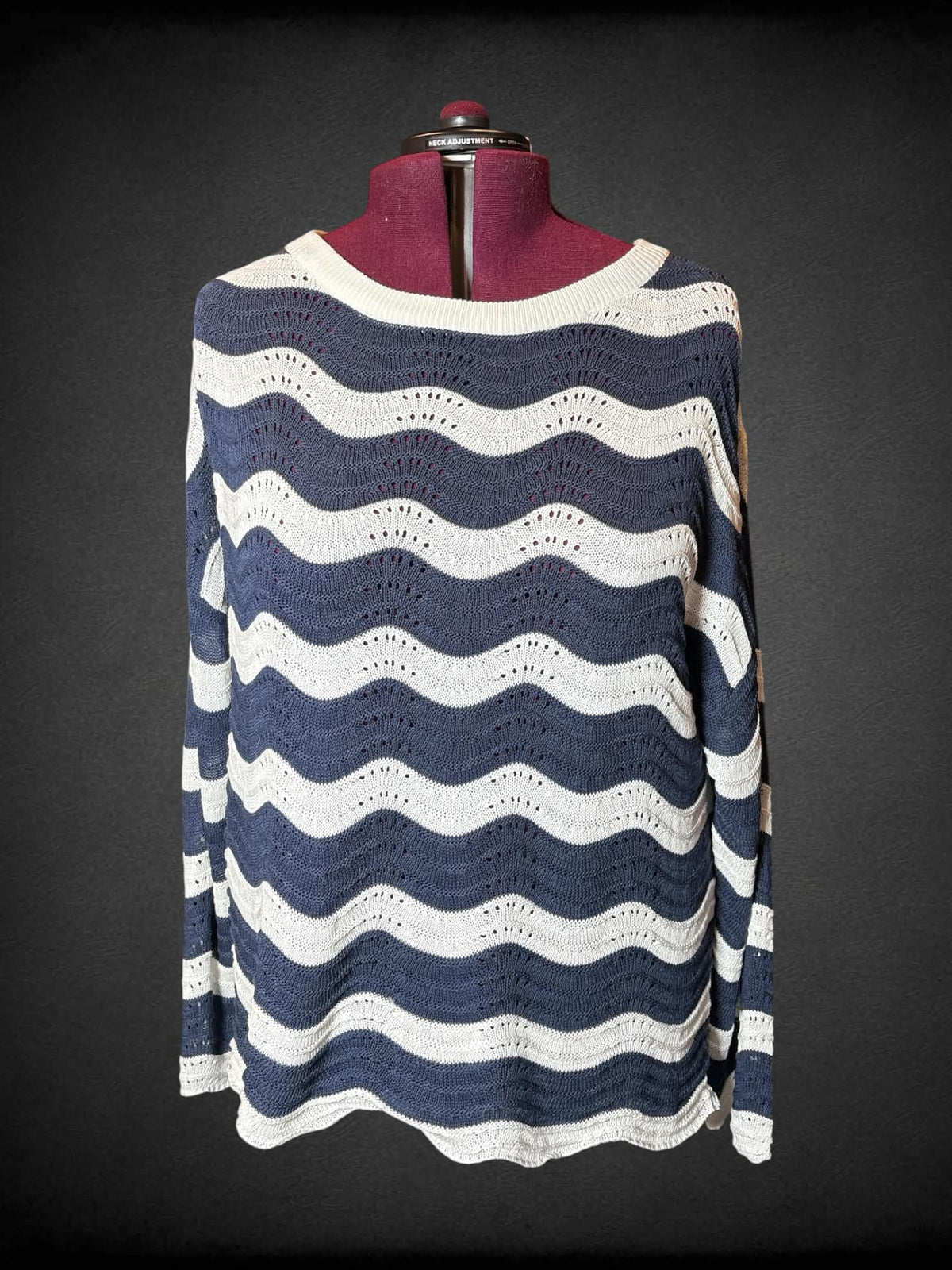 5X Arach & Cloz NWT navy blue & white knit sweater with wavy pattern