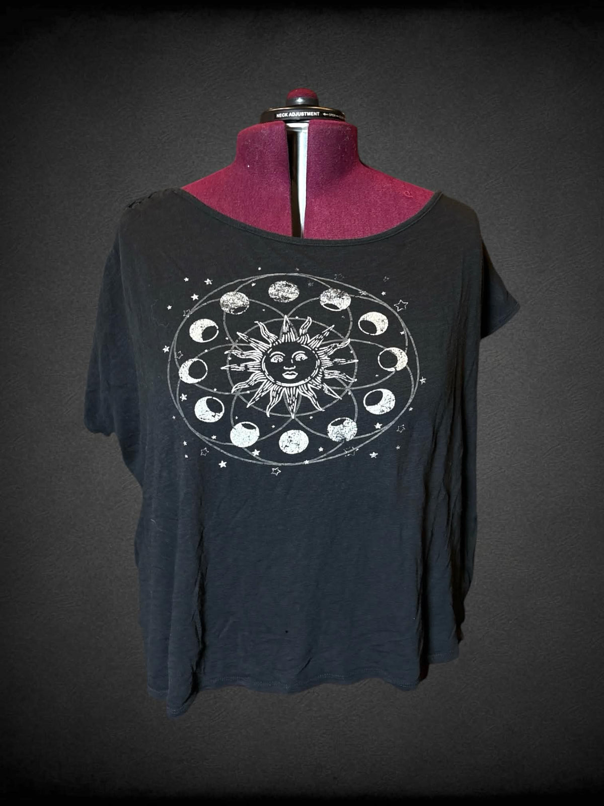 3X Torrid black t shirt sun & moon graphic on front, and woven detailing on shoulders