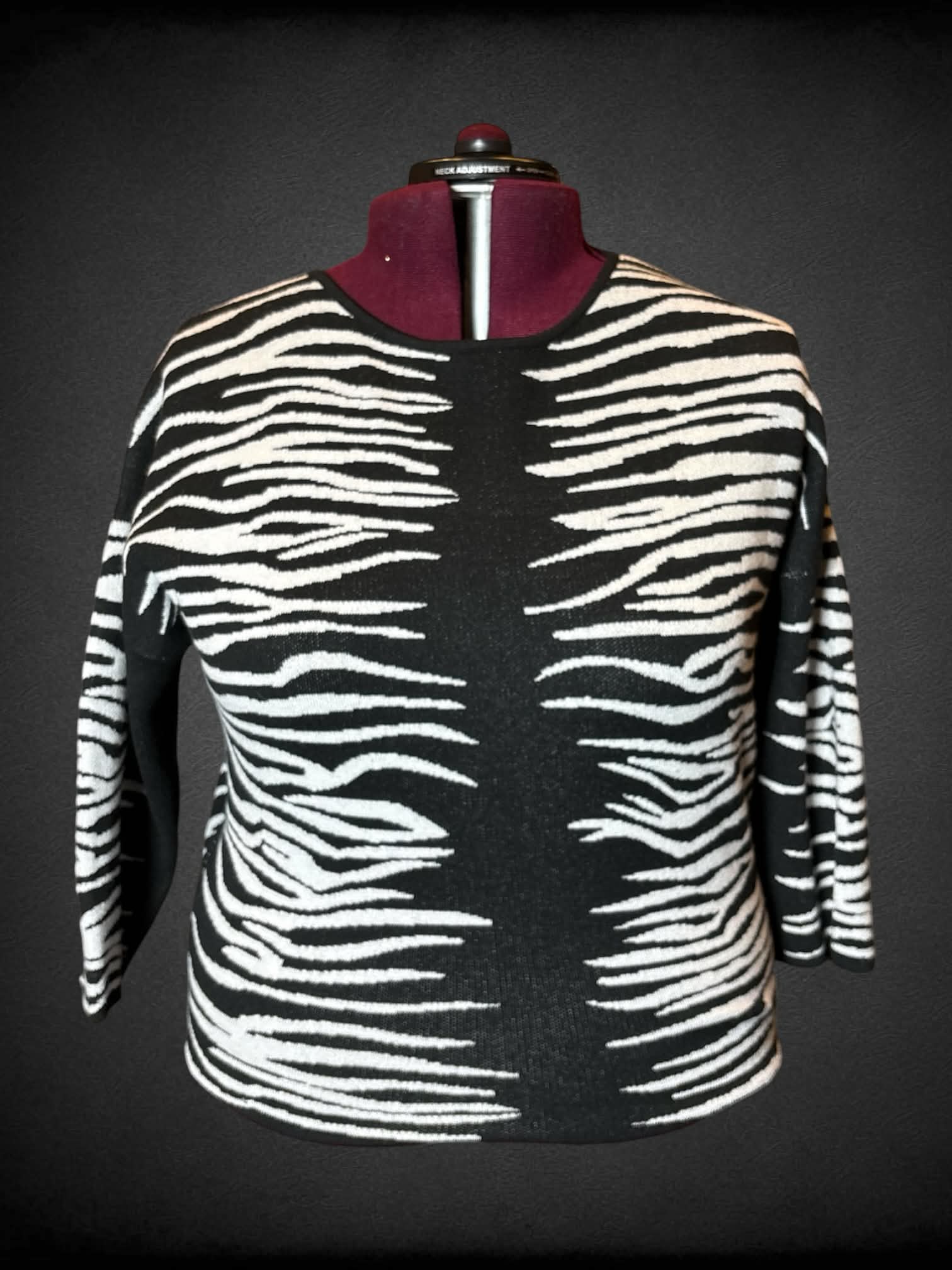 3X Griege soft black sweater with white zebra striped design