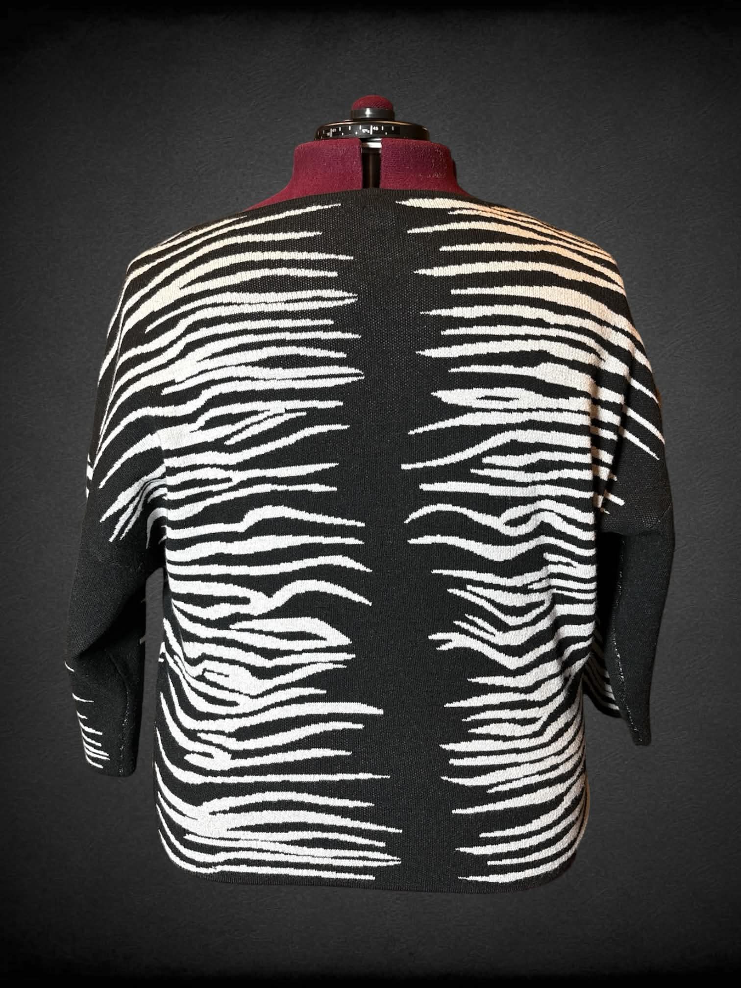 3X Griege soft black sweater with white zebra striped design