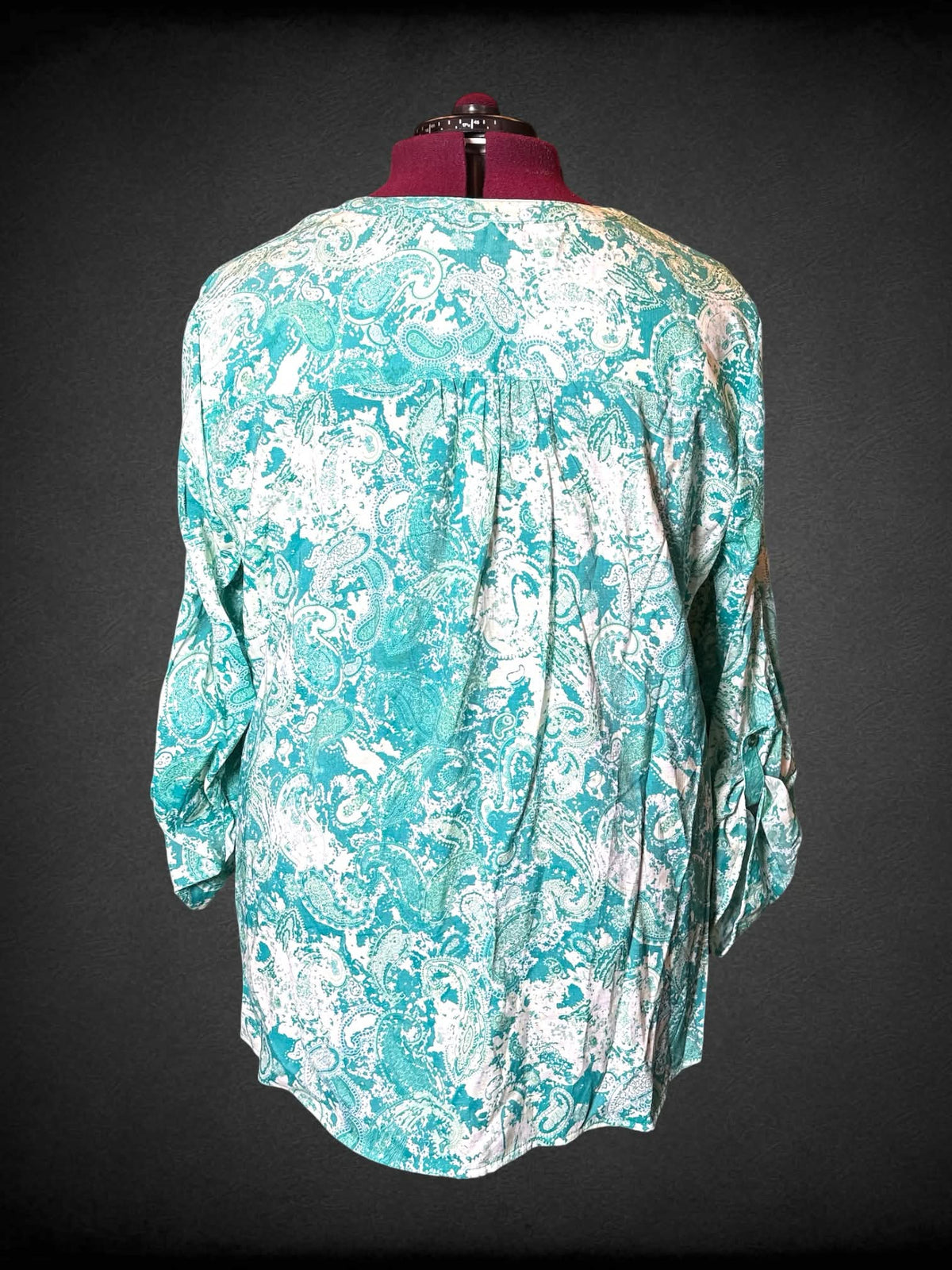 2X Notations NWT green flowy long-sleeve blouse with paisley pattern, and buttons on front