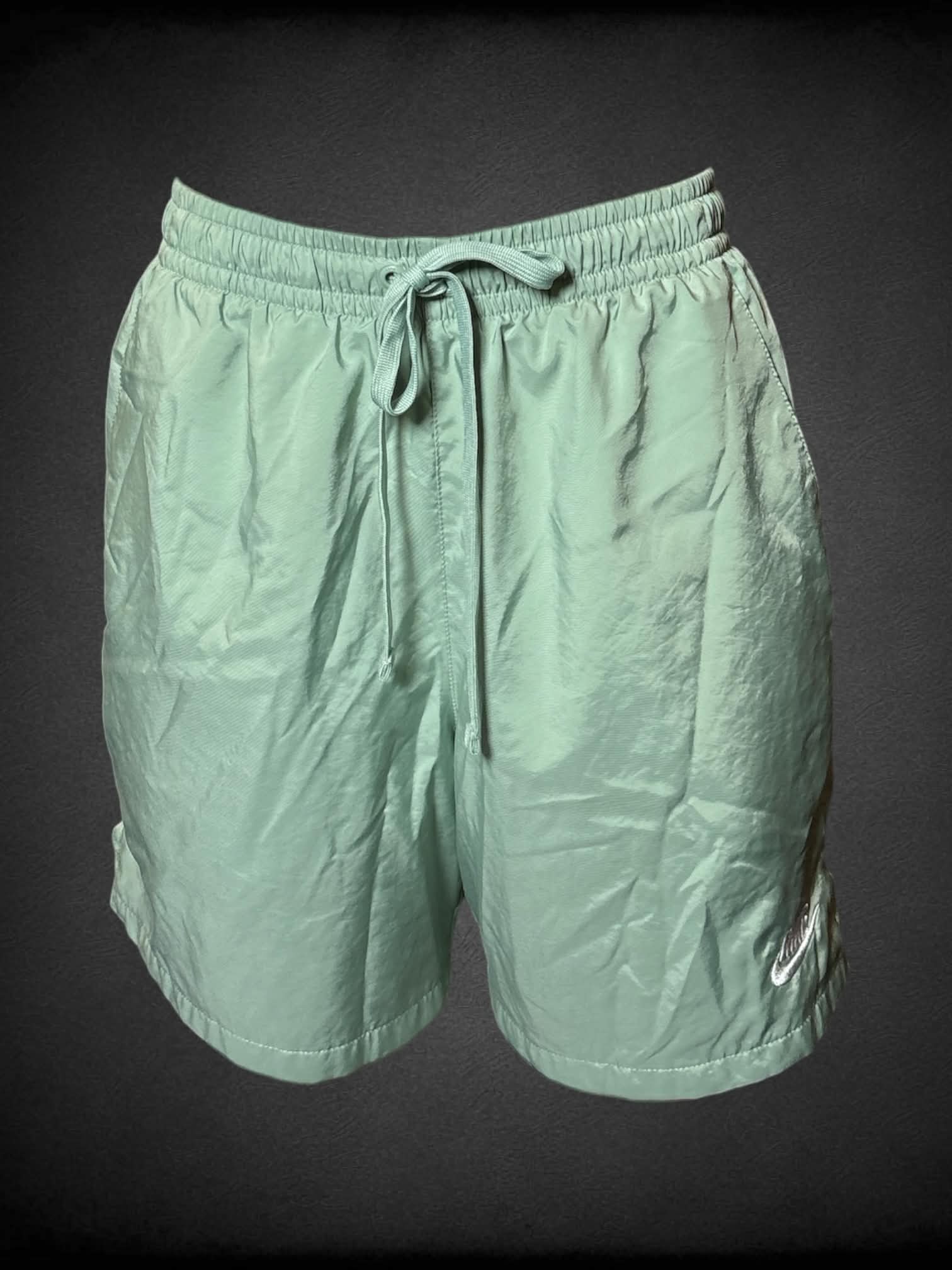 L Nike sage green windbreaker shorts with pockets, and stretch waist