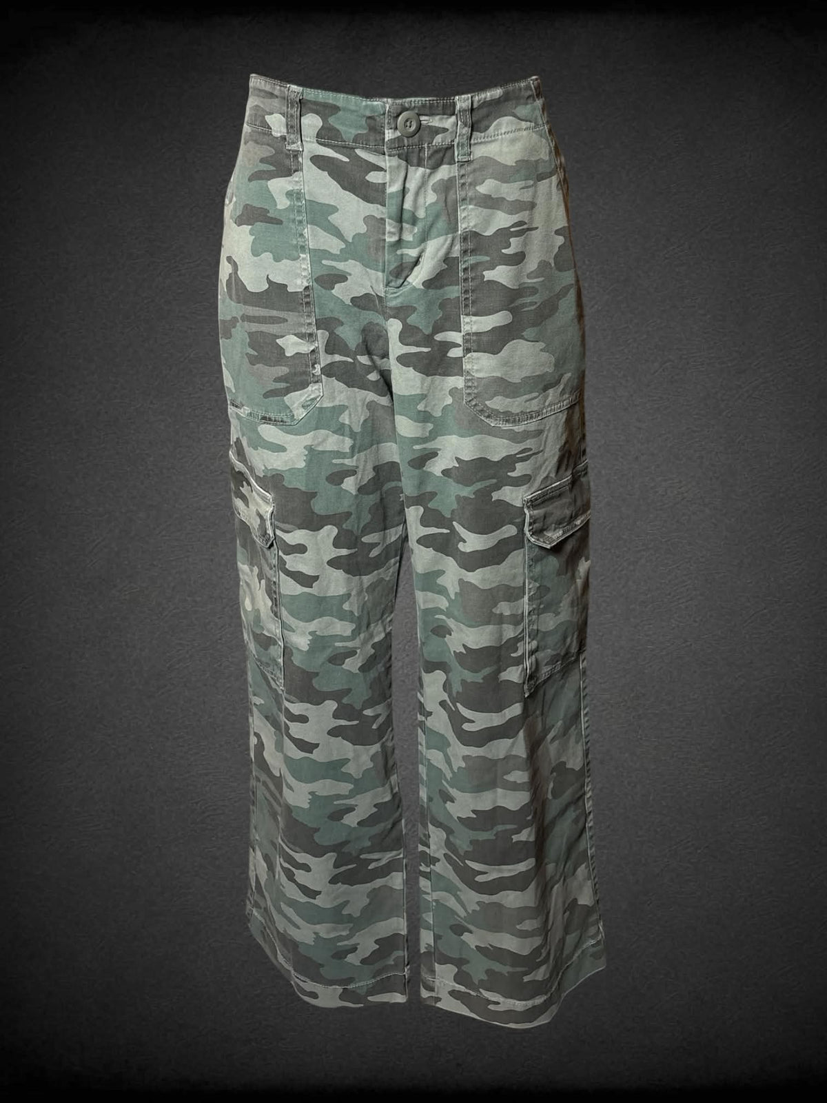 L Universal Thread olive green camo cargo pants