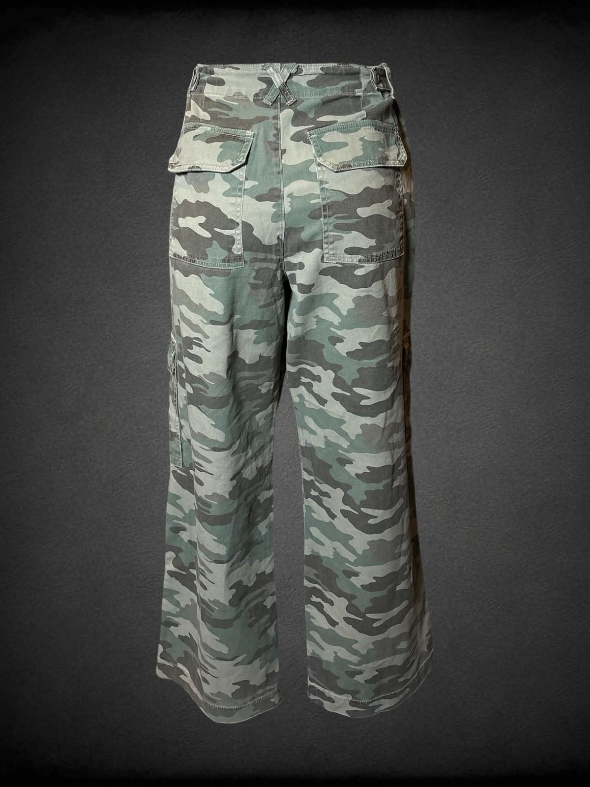 L Universal Thread olive green camo cargo pants