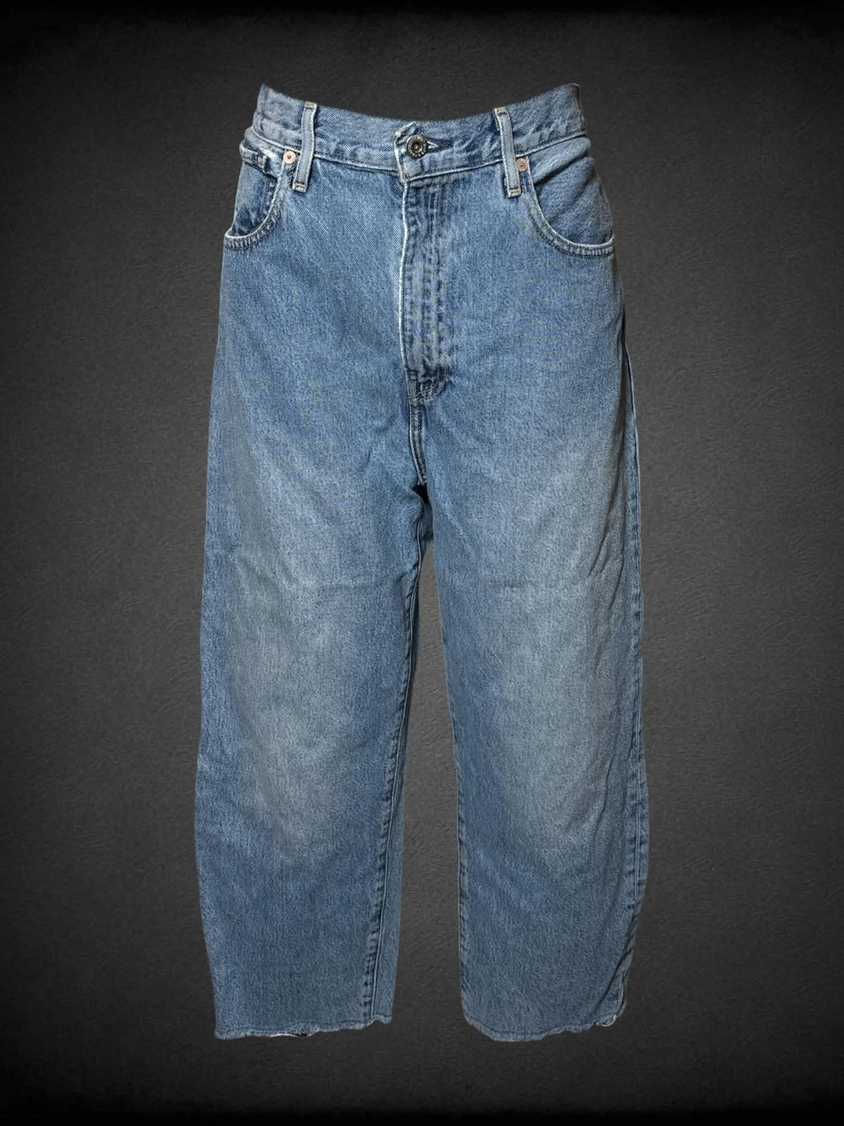 L Levi’s light blue high-waisted barrel cropped jeans with distressed hem
