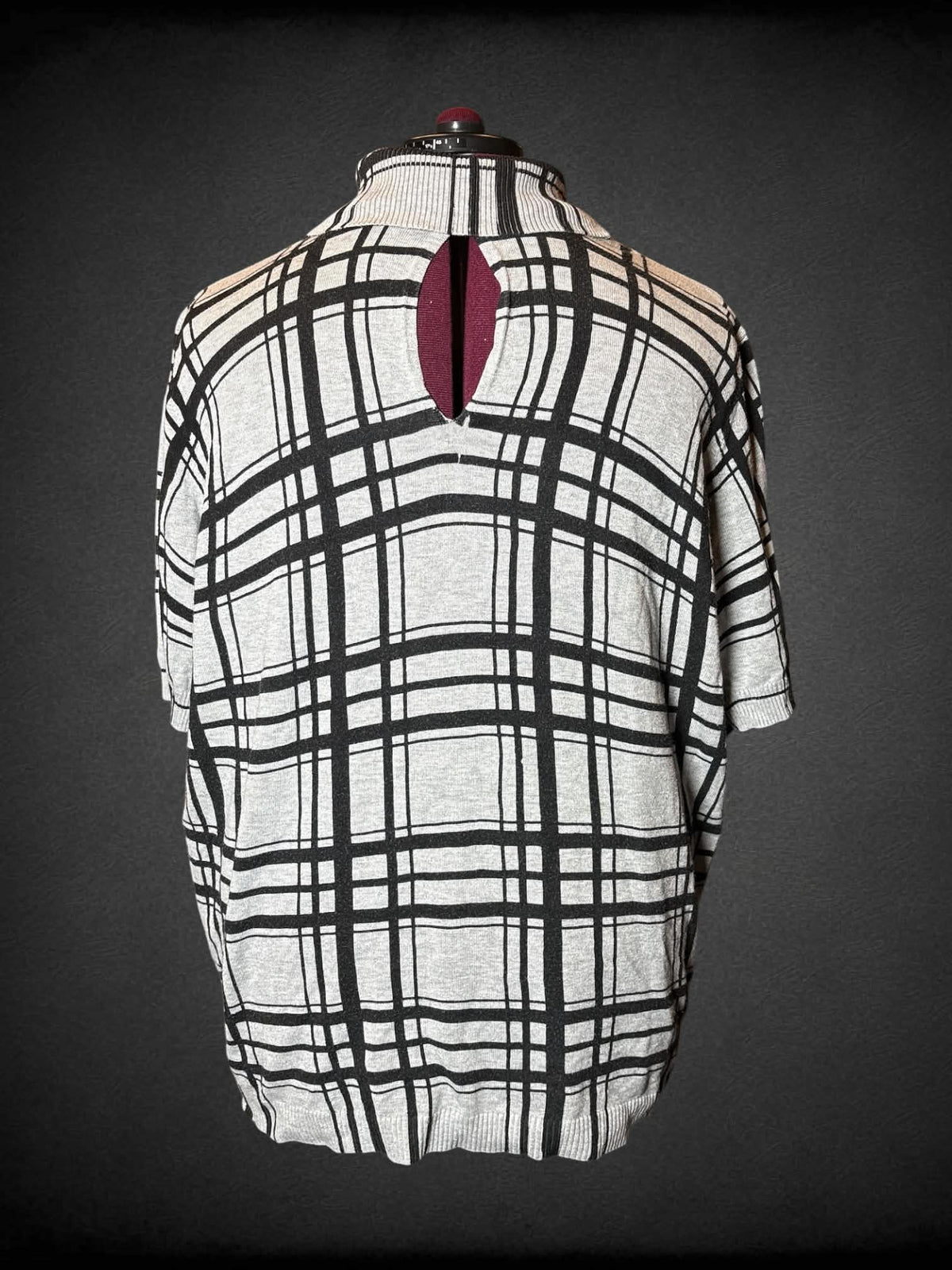 5X Lane Bryant grey turtleneck sweater top with black plaid pattern, and small cutout on back