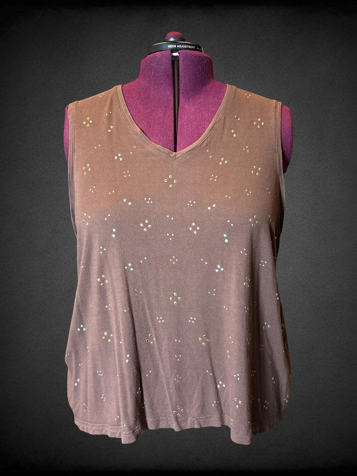 5X Maggie Barnes brown sleeveless top with multitone metal studs on front