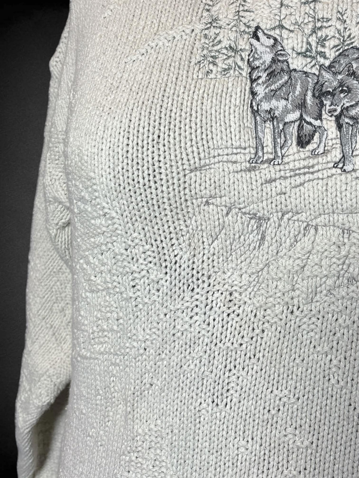 3X Field Master vintage white knit sweater with embroidered wolves on front