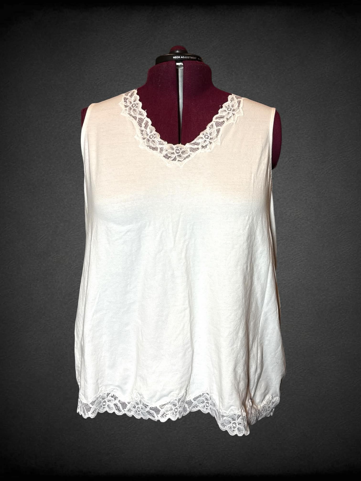 4X Coldwater Creek white tank top with lace detailing on hemline