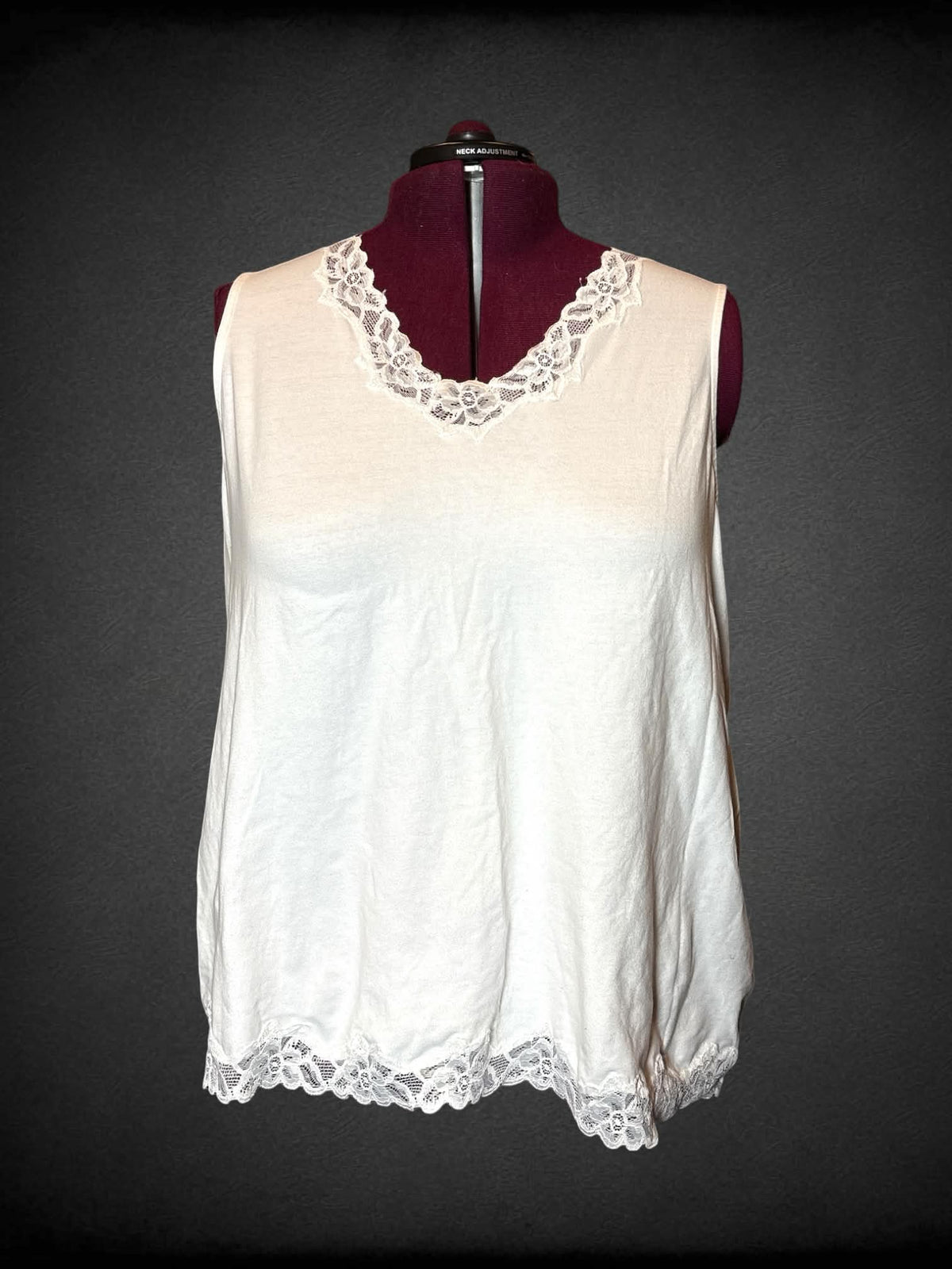 4X Coldwater Creek white tank top with lace detailing on hemline