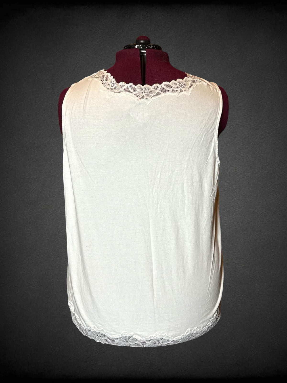 4X Coldwater Creek white tank top with lace detailing on hemline