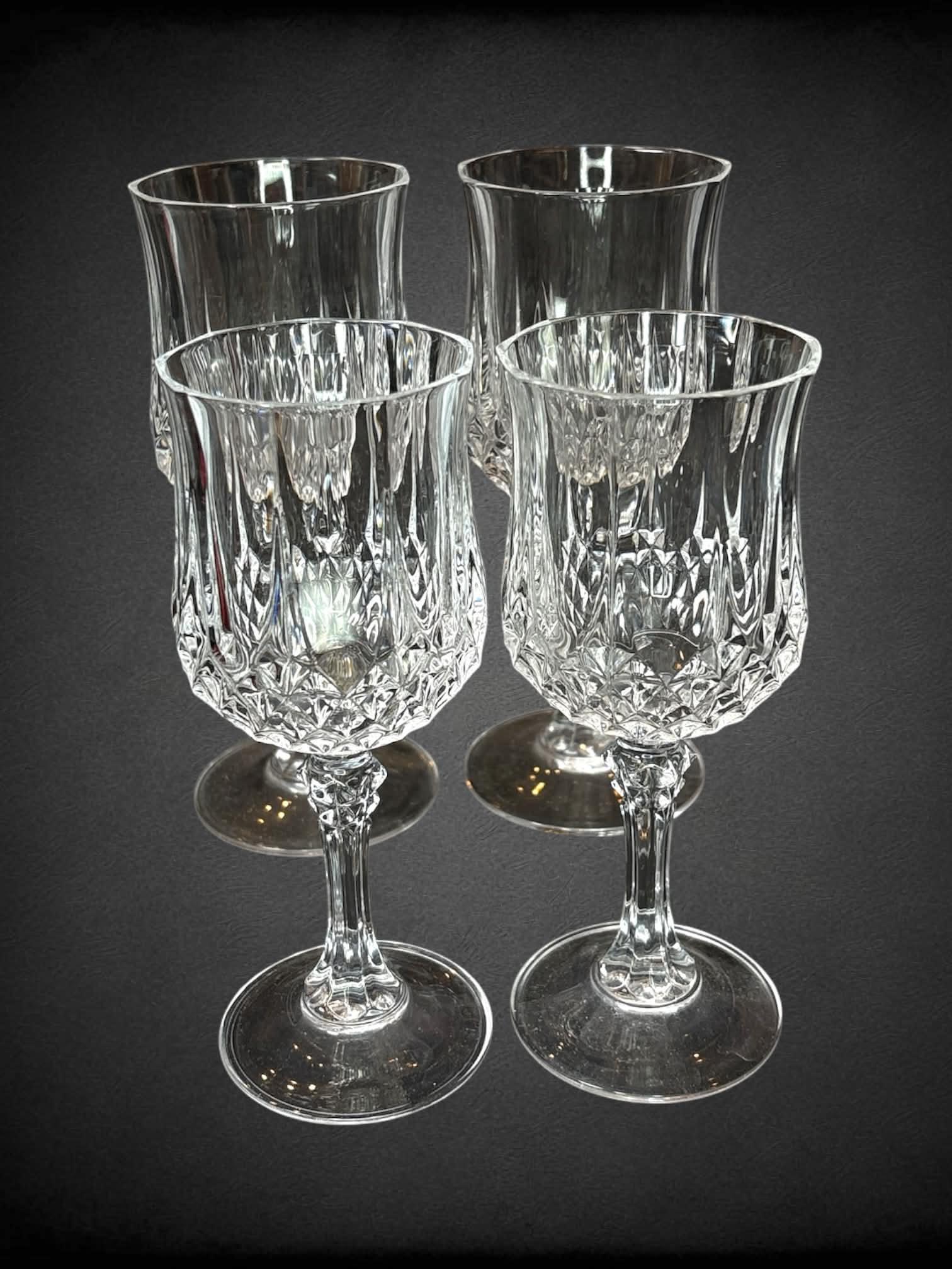 Set of 4 crystal glassware with two smaller glasses, and two larger glasses