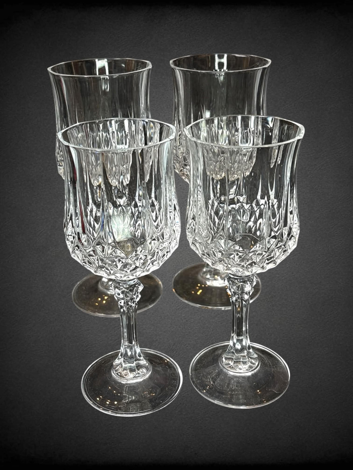 Set of 4 crystal glassware with two smaller glasses, and two larger glasses