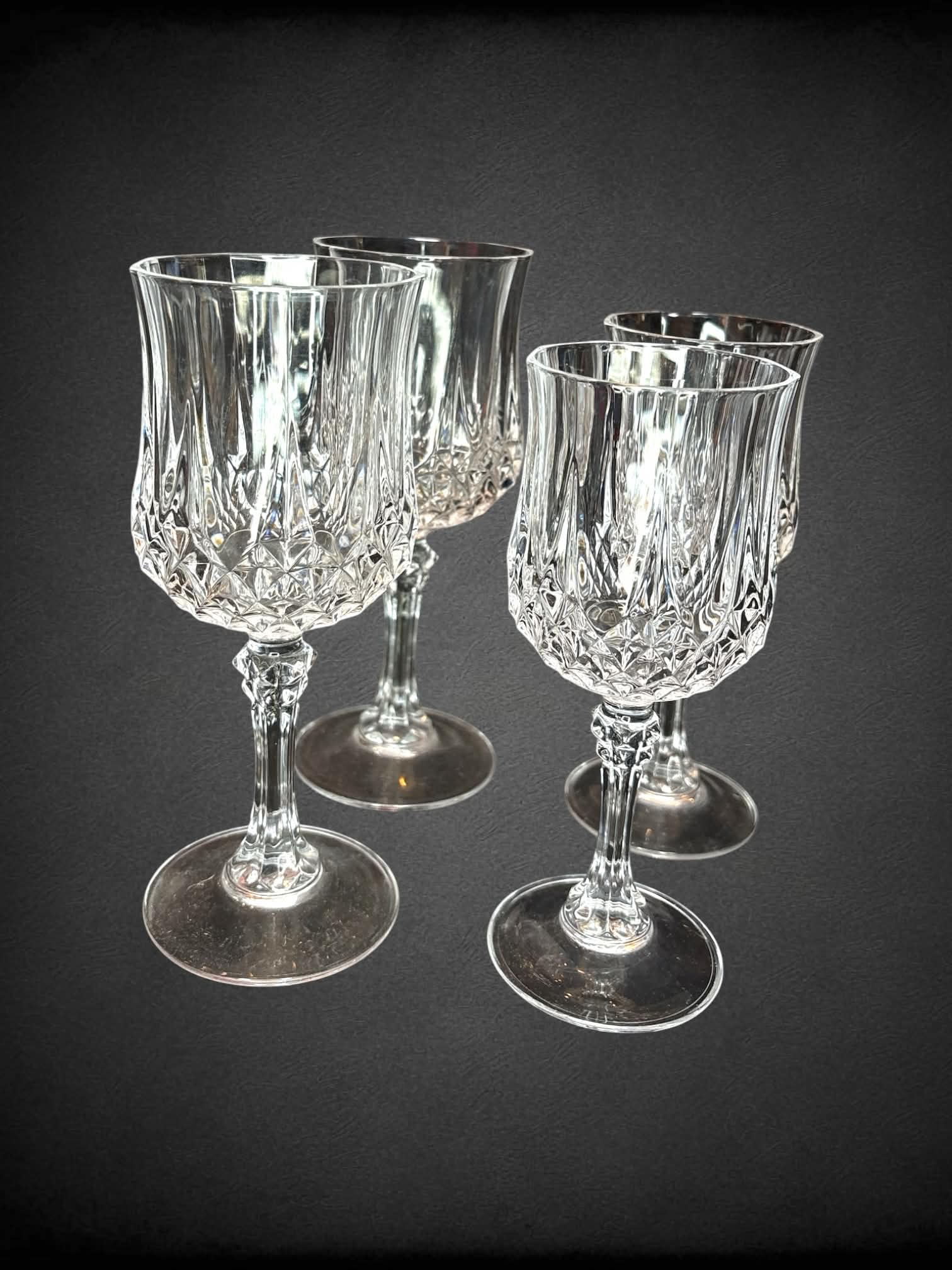 Set of 4 crystal glassware with two smaller glasses, and two larger glasses