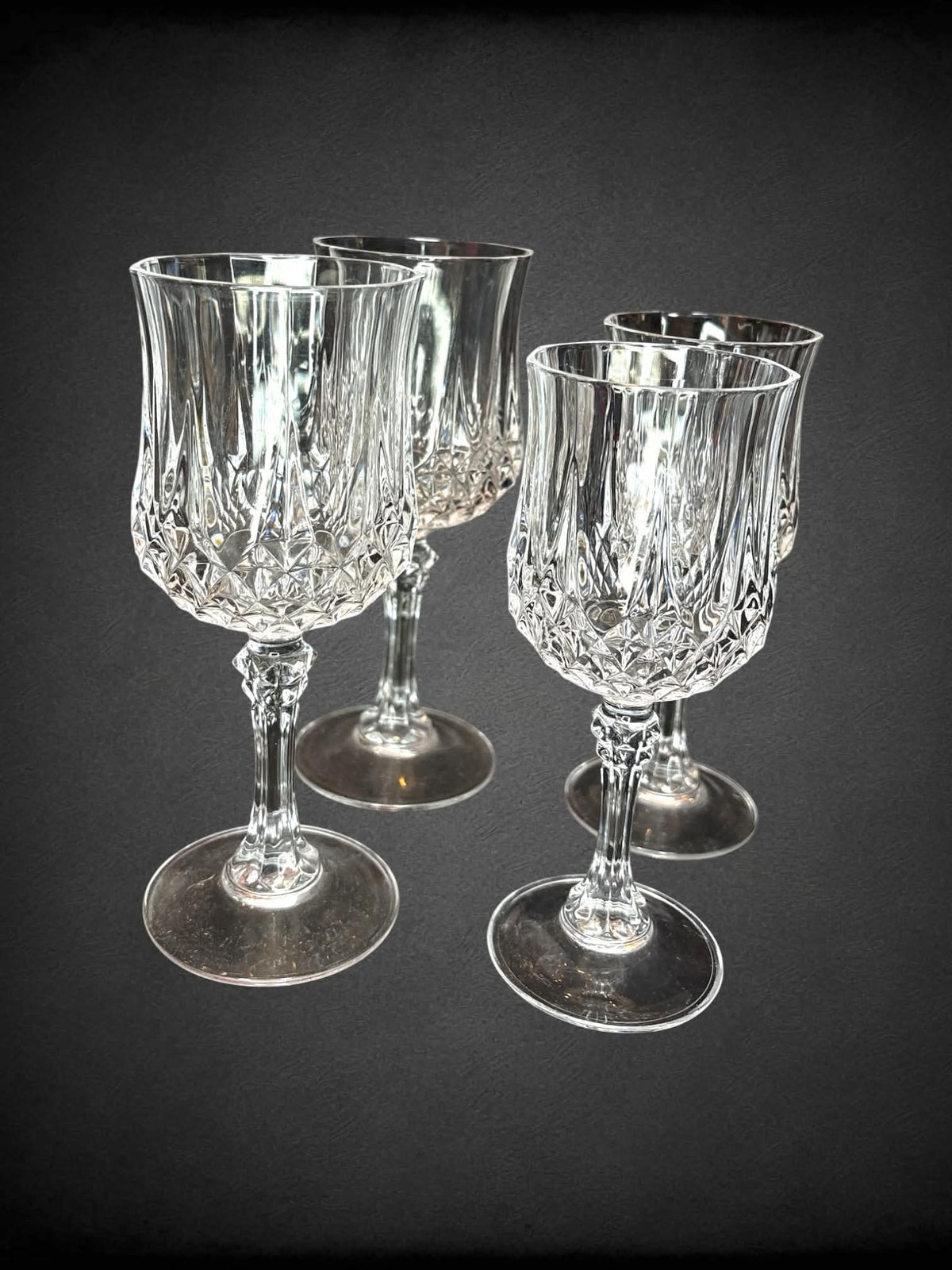 Set of 4 crystal glassware with two smaller glasses, and two larger glasses