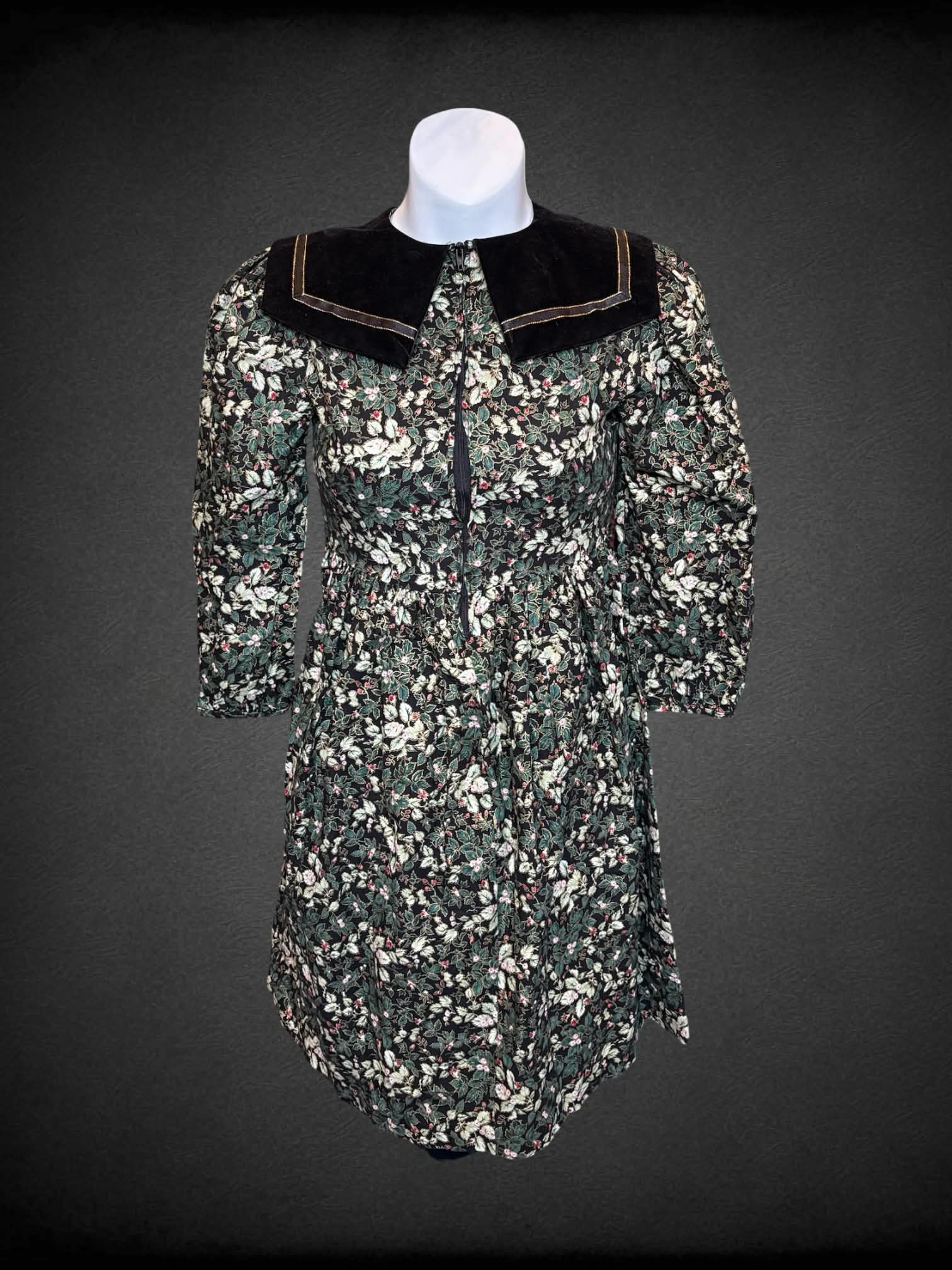 XXS Polly Flinders vintage black & green short dress with velvet collar, floral pattern, zipper on front, and tie around waist