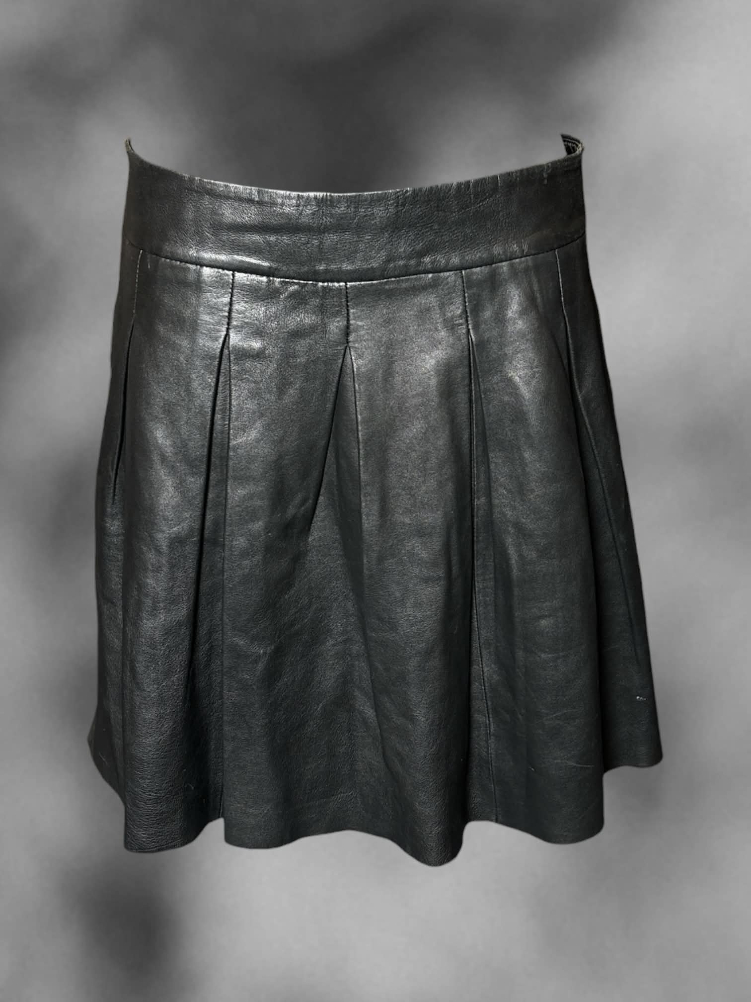 M Banana Republic black faux leather pleated skirt with zipper on back