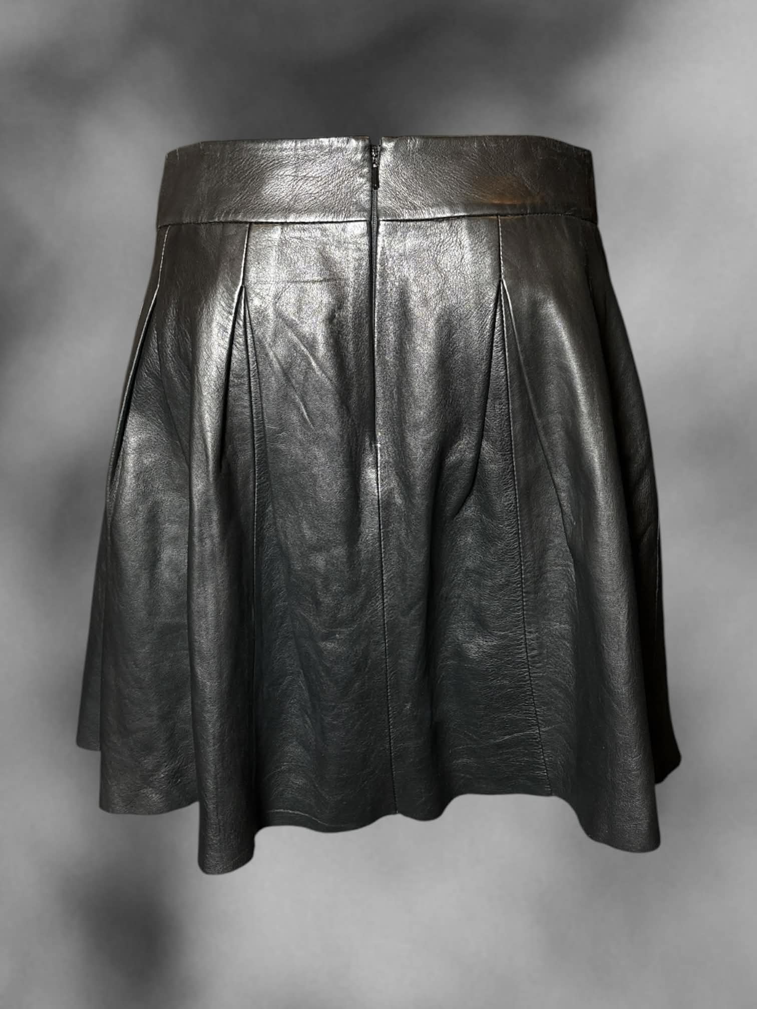 M Banana Republic black faux leather pleated skirt with zipper on back