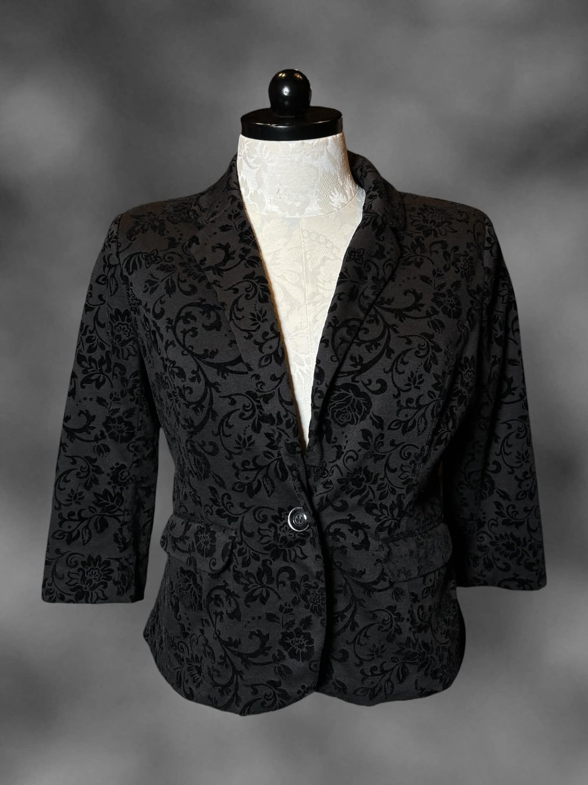 XL Dressbarn black three-quarter sleeve blazer with velvet floral pattern, and padded shoulders