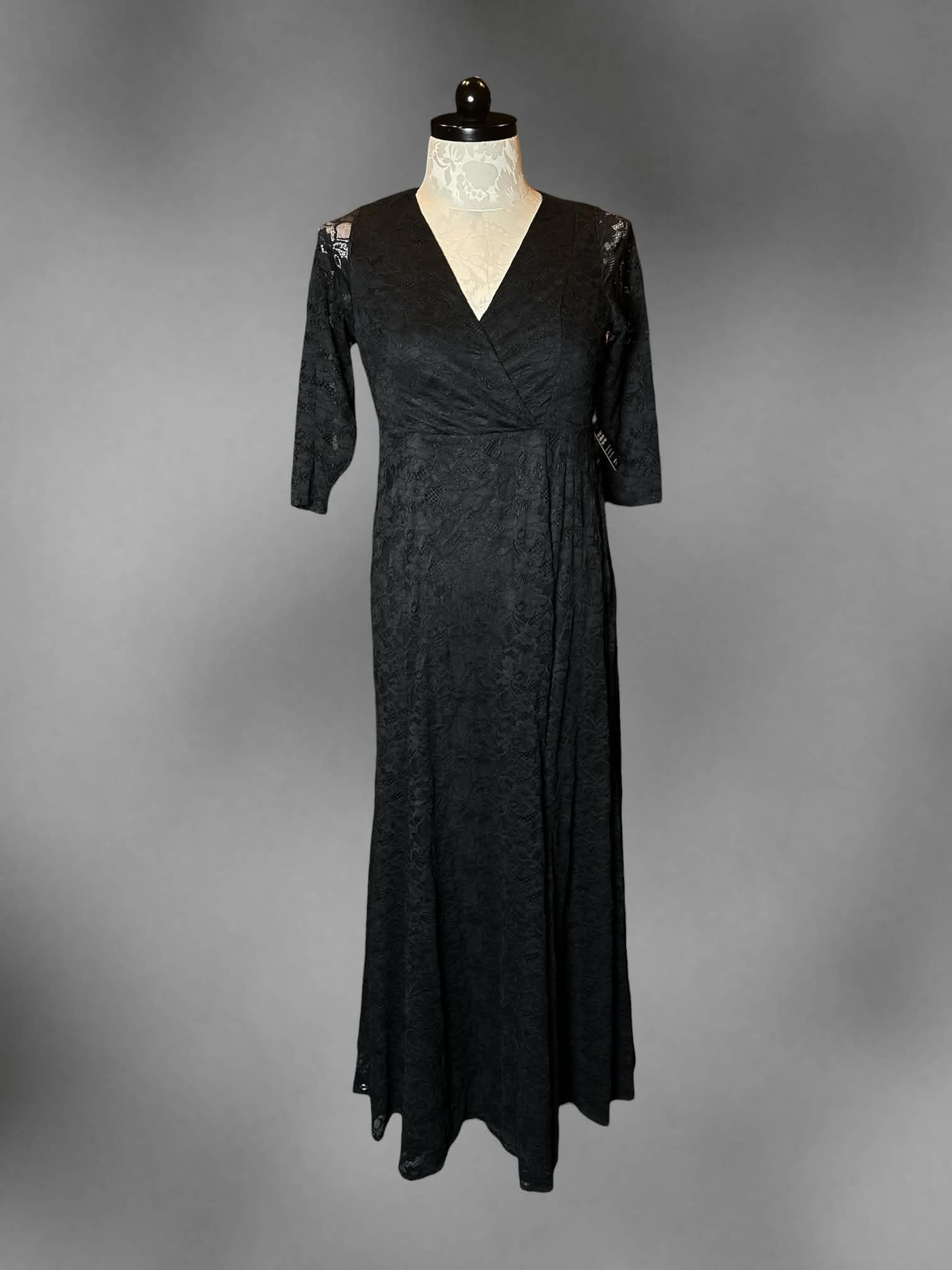 XL Torrid NWT black three-quarter sleeve dress with black lace outer layer, and zipper on back