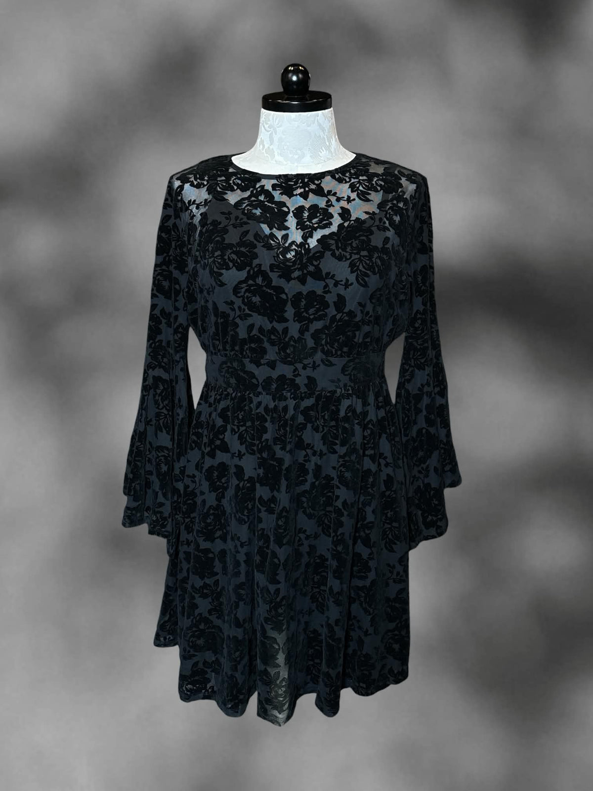 0X Torrid black two-piece dress with slip dress with adjustable straps, and long-sleeve outer mesh dress with velvet floral pattern