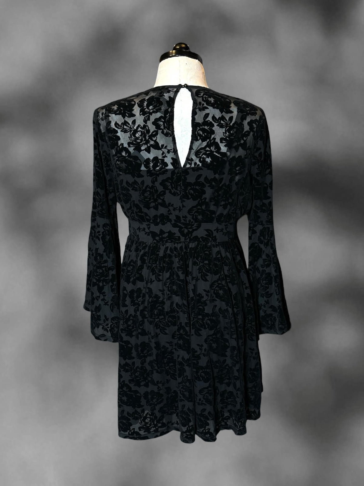0X Torrid black two-piece dress with slip dress with adjustable straps, and long-sleeve outer mesh dress with velvet floral pattern