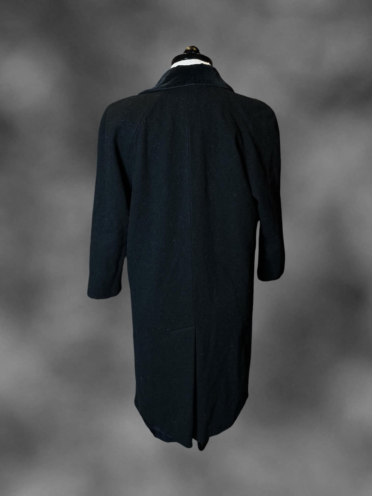 1X Jones New York vintage black pea coat with pockets and buttons on front