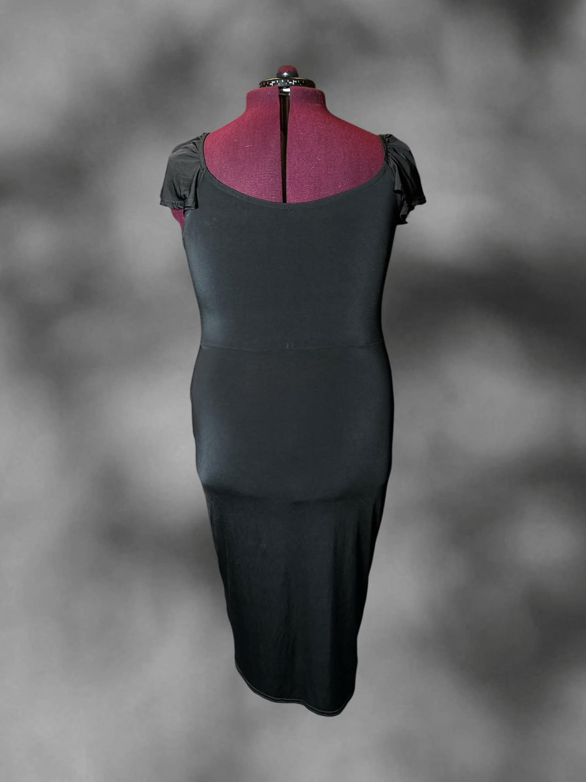 2X Boohoo black form fitting dress with ruffle sleeves