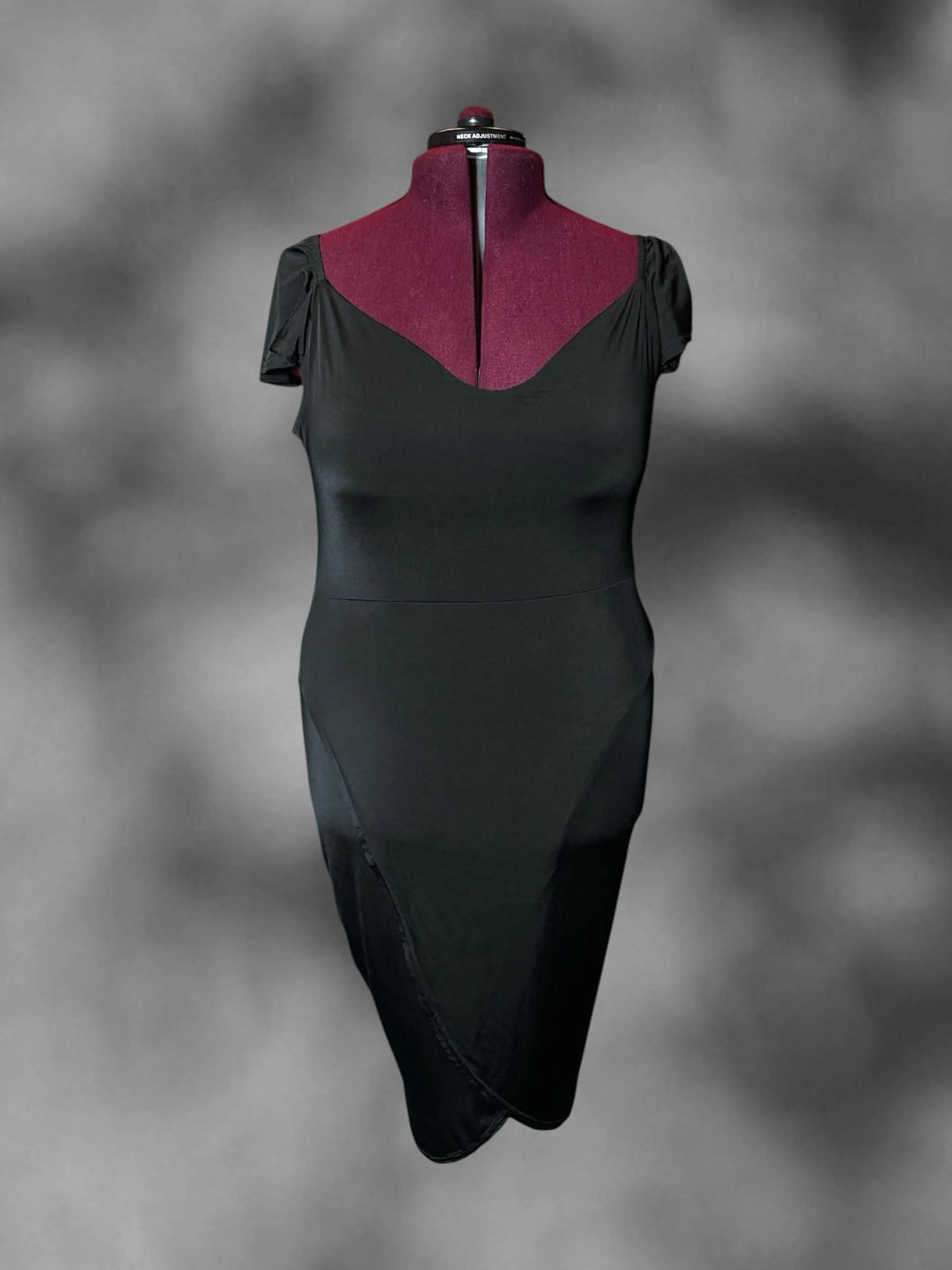 2X Boohoo black form fitting dress with ruffle sleeves