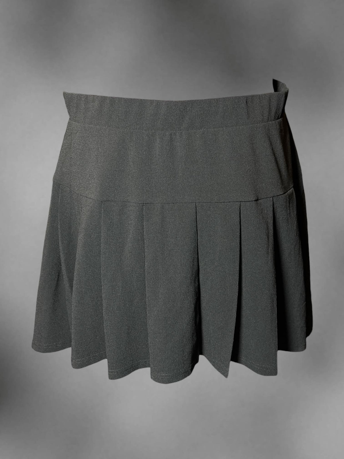 2X Torrid black pleated skirt with zipper on back