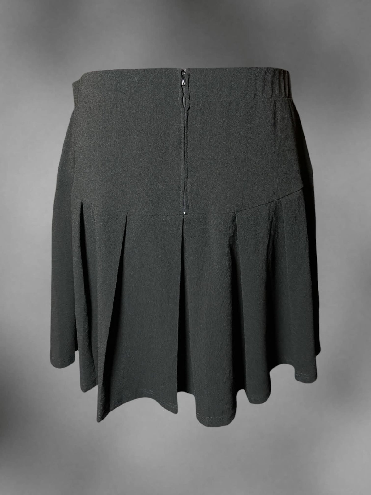 2X Torrid black pleated skirt with zipper on back