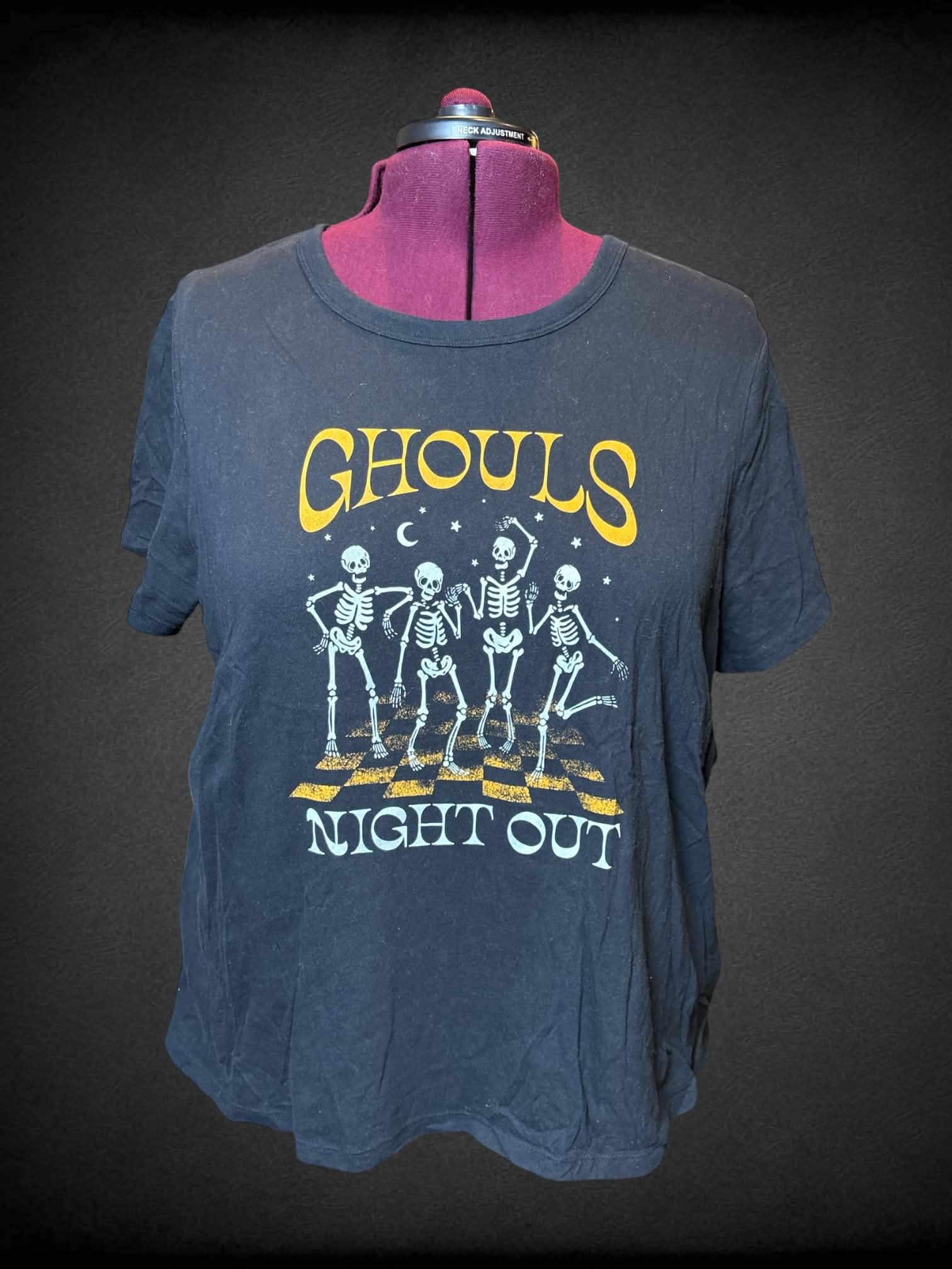 2X Old Navy black t shirt with “Ghouls Nigh Out”