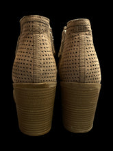 Load image into Gallery viewer, 8.5M/10W Light brown heeled bootie w/ square cutouts, v accent, &amp; zipper closure
