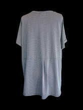 Load image into Gallery viewer, 2X Black &amp; white square pattern short sleeve v-neckline top w/ side hem slits, &amp; folded cuffs
