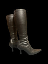 Load image into Gallery viewer, 8.5M Black pointed toe knee high boots w/ kitten heel, &amp; paneled design
