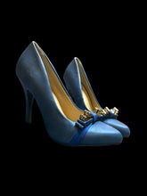 Load image into Gallery viewer, 7 Semi sparkly stiletto heels w/ gold like metal ribbon bow, suede like accents, &amp; beige interior
