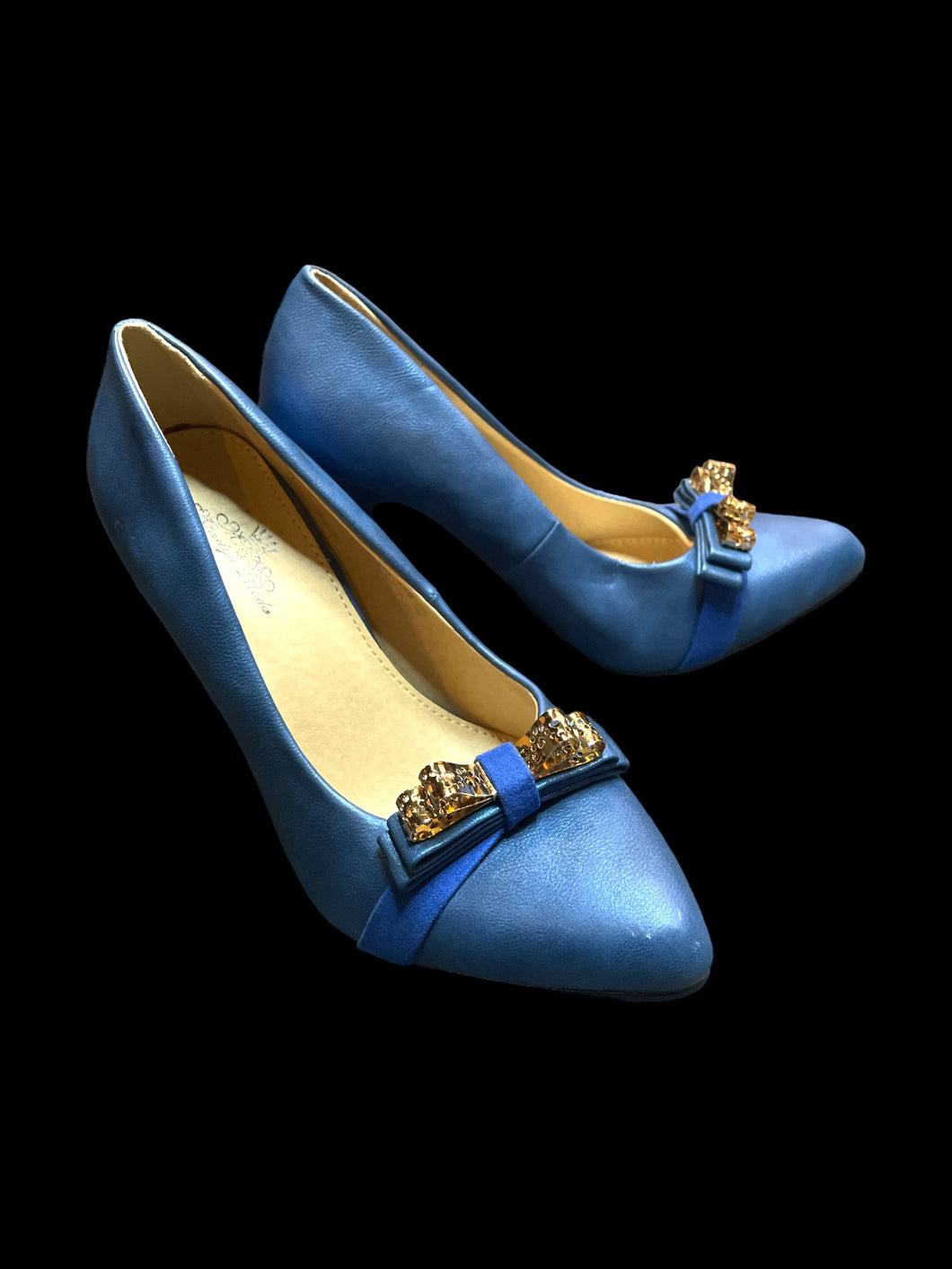 7 Semi sparkly stiletto heels w/ gold like metal ribbon bow, suede like accents, & beige interior