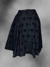 Load image into Gallery viewer, M Black velvet cat pattern pleated skirt w/ pockets, belt loops, &amp; clasp/zipper closure

