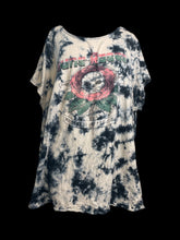 Load image into Gallery viewer, 5X Blue tie dye scoopneck short sleeve top w/ &quot;Guns n Roses&quot; skull logo, &amp; &quot;Welcome to the jungle&quot; banner
