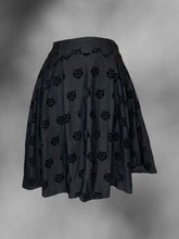 Load image into Gallery viewer, M Black velvet cat pattern pleated skirt w/ pockets, belt loops, &amp; clasp/zipper closure
