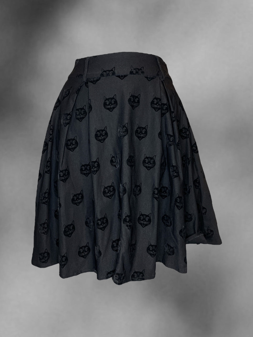 M Black velvet cat pattern pleated skirt w/ pockets, belt loops, & clasp/zipper closure