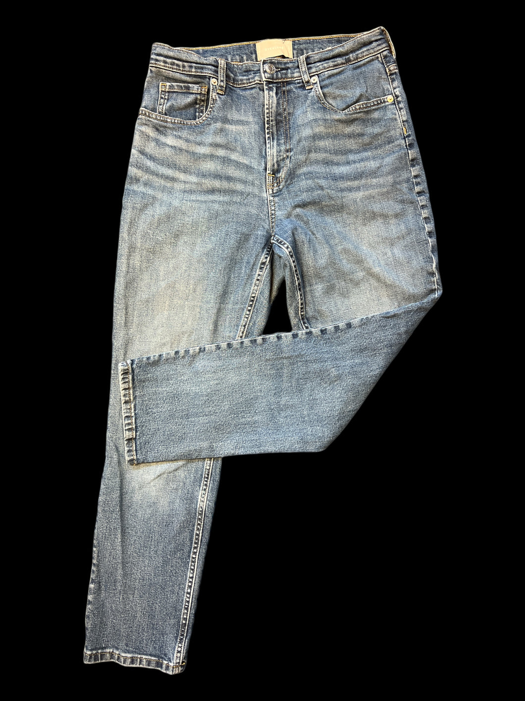 M Blue denim high waist pants w/ slight fading, straight legs, pockets, belt loops, & button/zipper closure