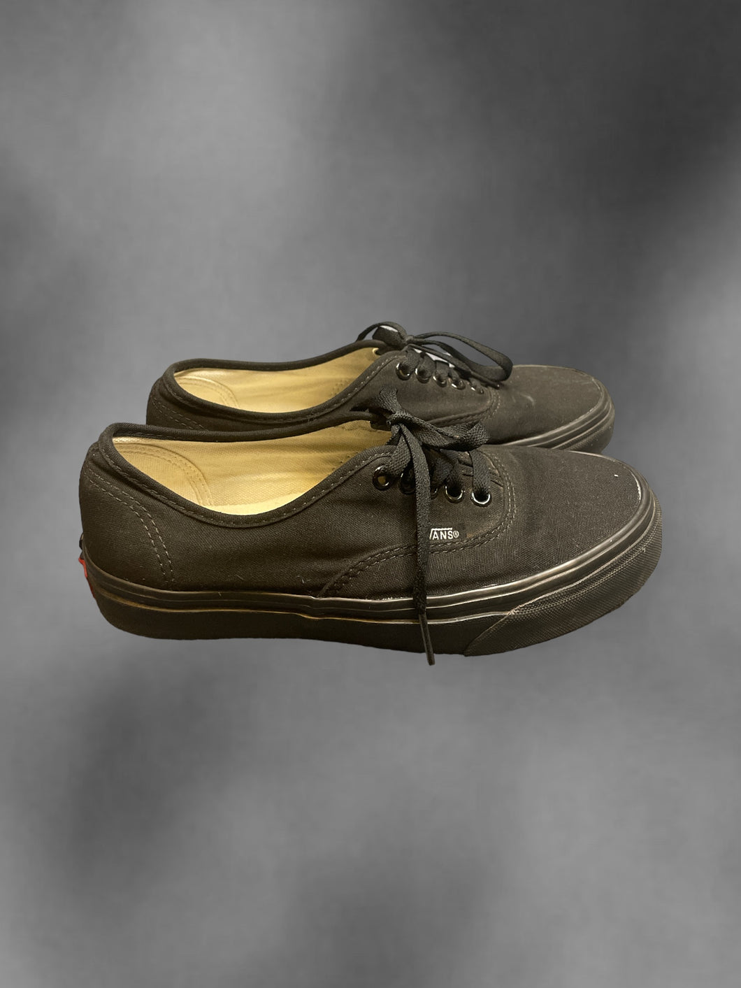 7M/8.5W Black lace up Vans