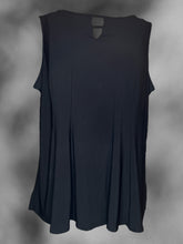 Load image into Gallery viewer, 1X Black sleeveless keyhole boat neck top w/ seam details
