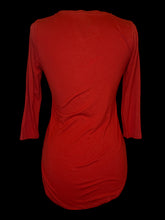 Load image into Gallery viewer, M Red 3/4 sleeve scoop neck hi-lo top w/ round hem

