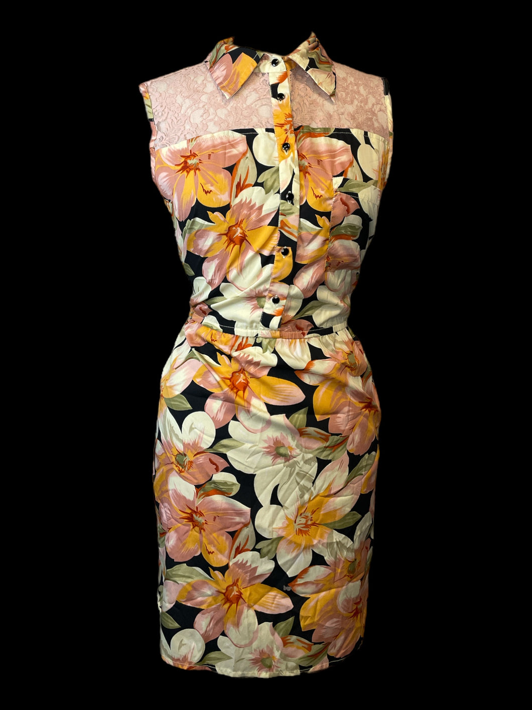1X Multicolor floral sleeveless dress w/ pink lace cutout, folded collar, partial button closure, & chest pocket