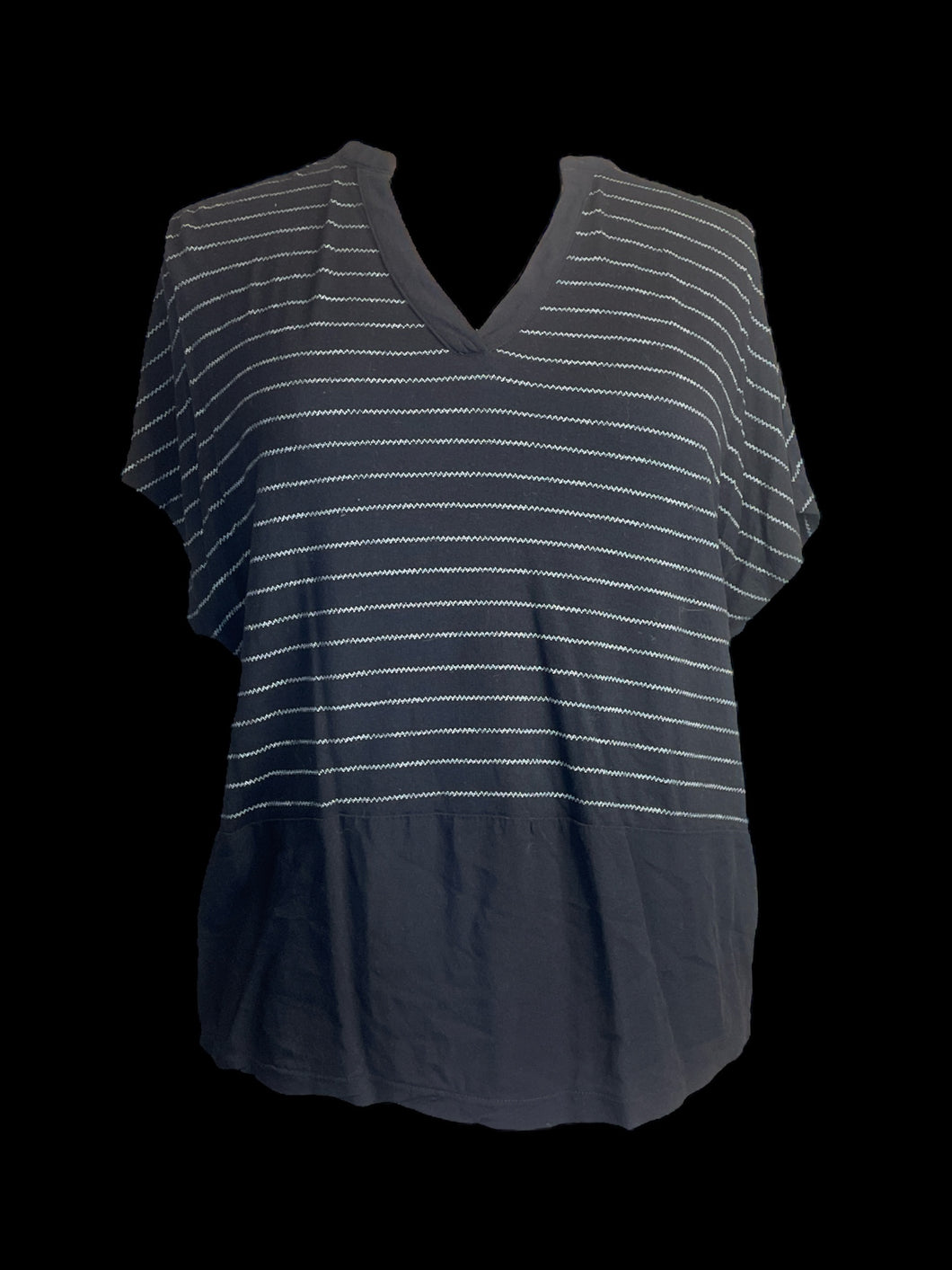 L Black & white chevron short sleeve notch neckline hi-lo top