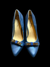 Load image into Gallery viewer, 7 Semi sparkly stiletto heels w/ gold like metal ribbon bow, suede like accents, &amp; beige interior
